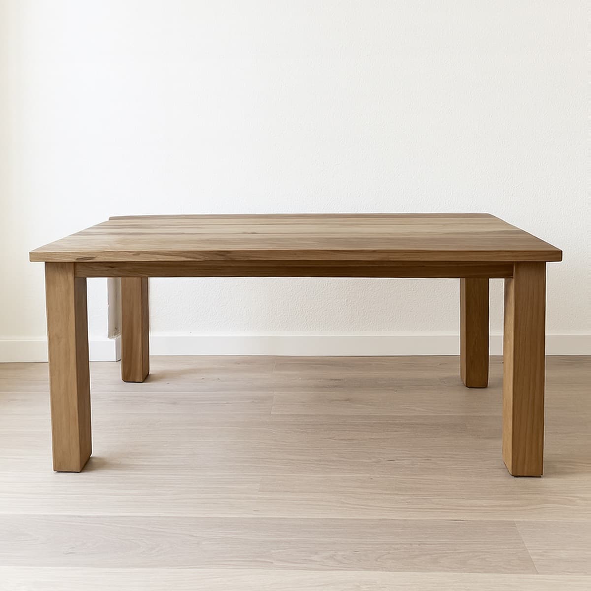 Mesa de comedor pata recta cuadrada