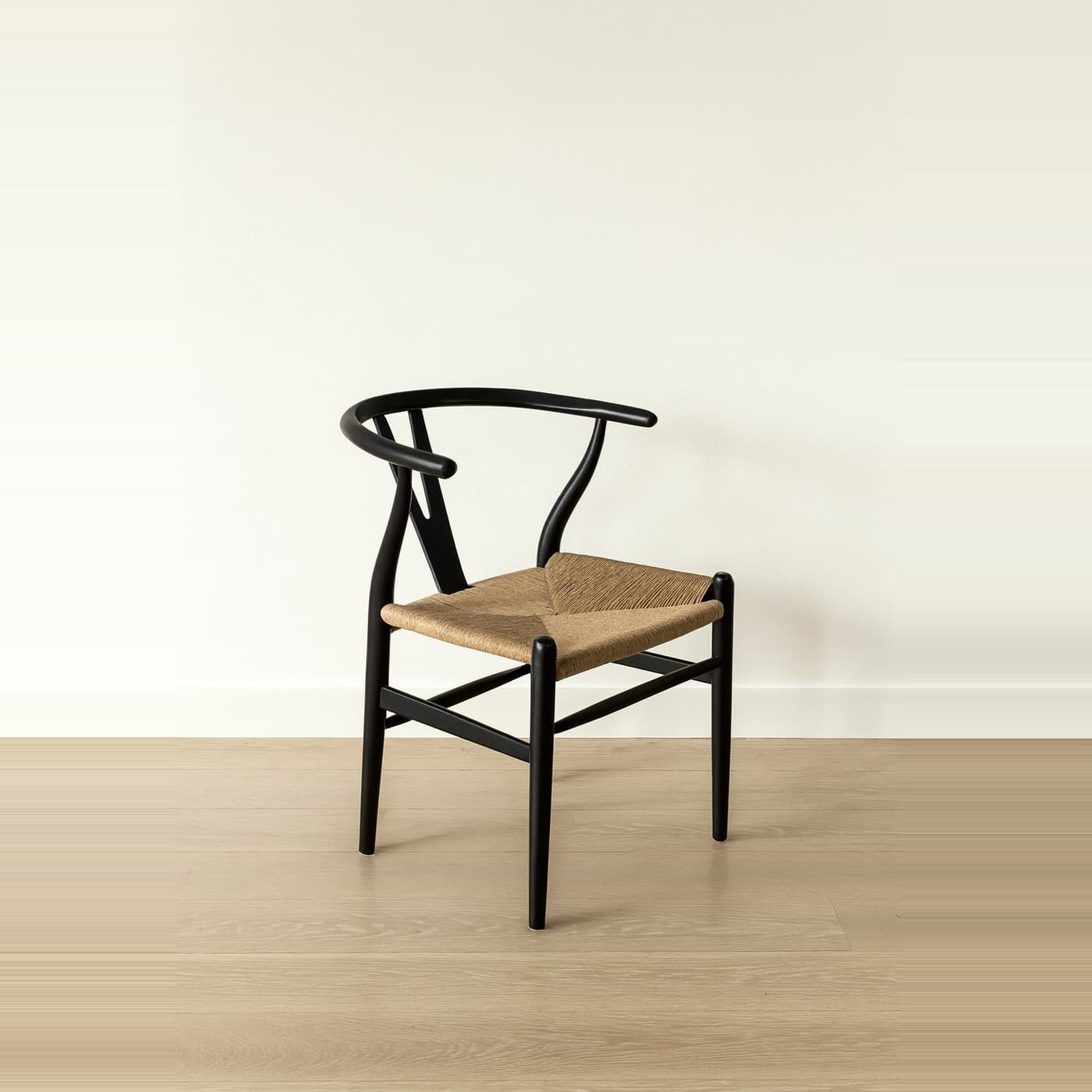 Silla Wishbone Negra con asiento natural