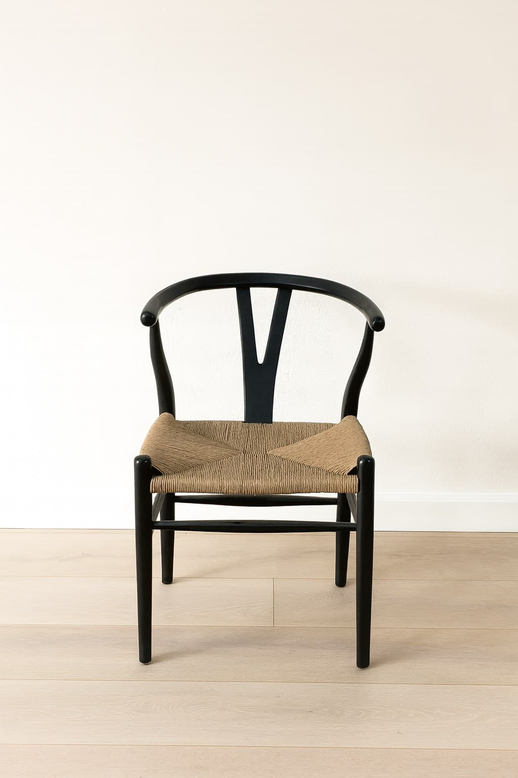 Silla Wishbone Negra con asiento natural