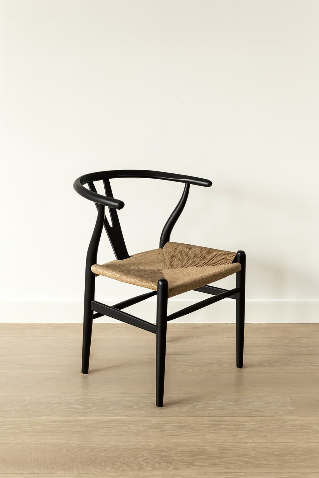 Silla Wishbone Negra con asiento natural