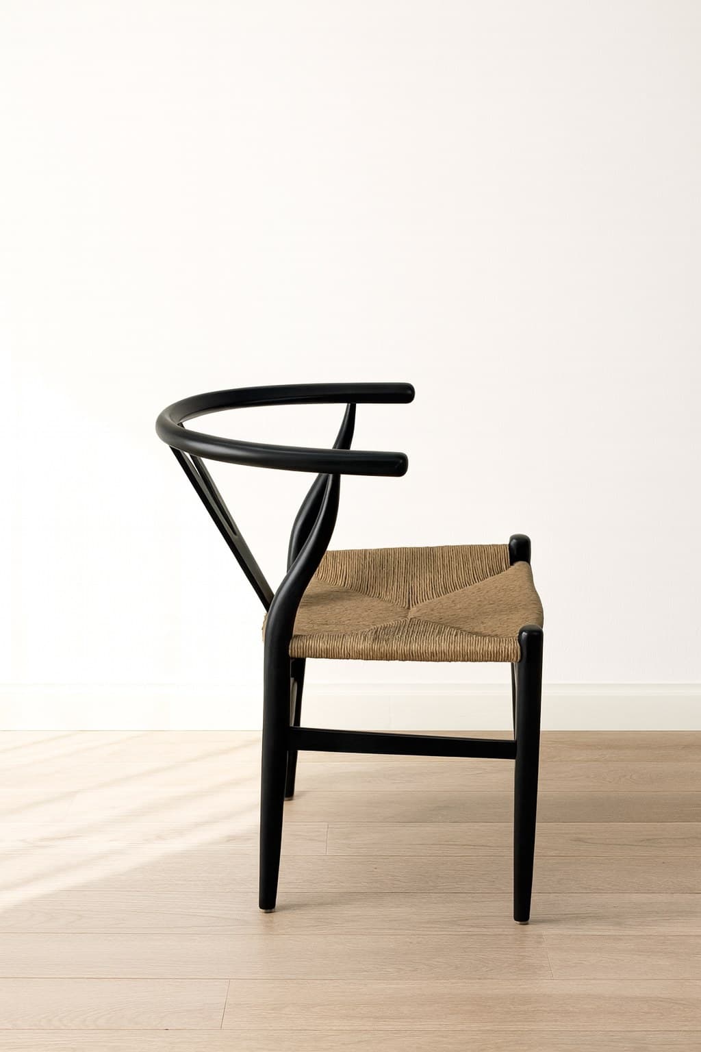 Silla Wishbone Negra con asiento natural