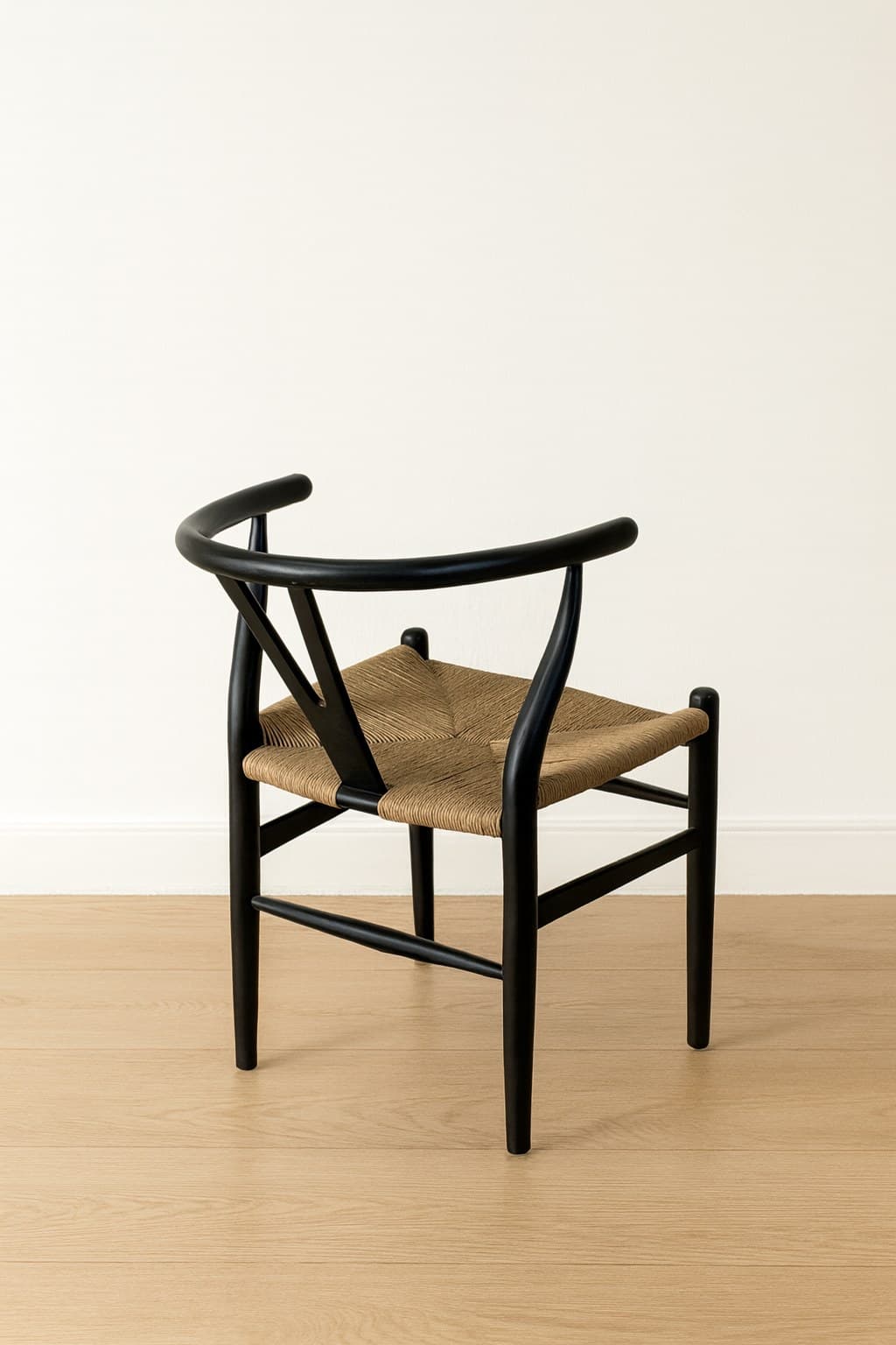 Silla Wishbone Negra con asiento natural